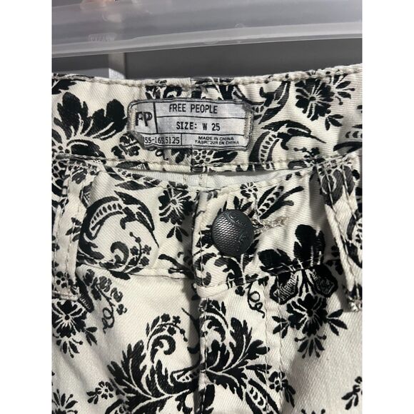 Free People Women's Black & White Abstract Skinny Leg Textured Pants Size 25 - Picture 3 of 5